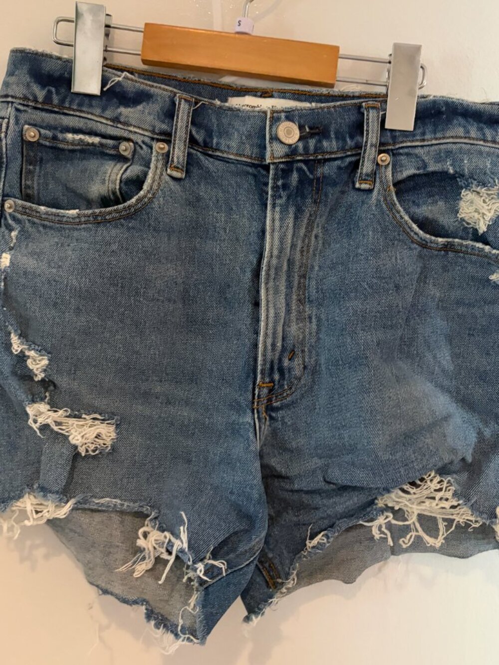 Abercrombei & Fitch Distressed Mom Short 4" 27 US 4
